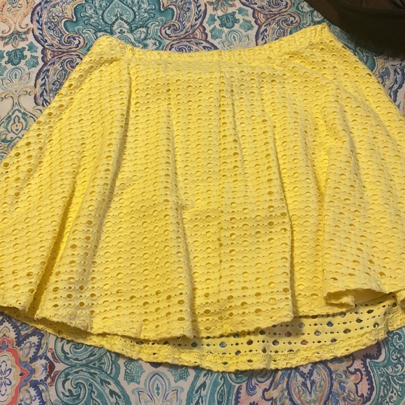 Size medium, yellow design lab skirt never worn - Picture 3 of 3